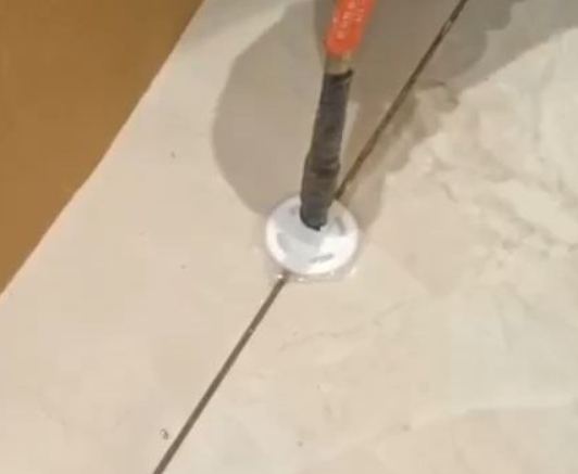 长顺瓷砖空鼓维修公司专业解答瓷砖在铺贴过程中，如果没有涂抹均匀到位的粘结材料（如水泥砂浆或瓷砖胶），可能会导致以下问题