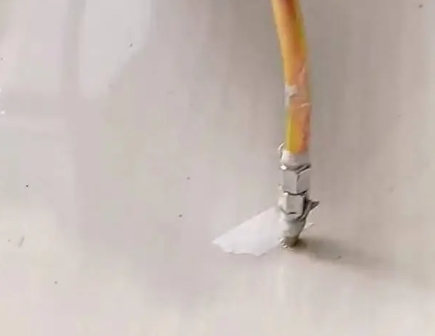 长顺瓷砖空鼓维修公司专业解答在瓷砖铺贴过程中，如果使用的砂料过粗（如全部使用了粗砂），可能会导致以下问题