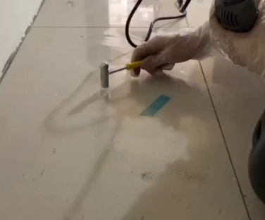 长顺瓷砖开裂维修公司专业分享瓷砖在铺贴前如果没有沥干水分，将会导致以下问题
