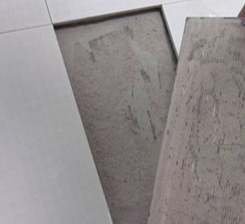 长顺瓷砖空鼓维修公司分享瓷砖铺贴时如果打浆（即涂抹在瓷砖背面和基层上的砂浆或瓷砖胶）过少，会带来以下问题