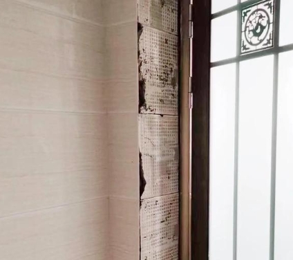 长顺瓷砖空鼓免砸砖维修公司分享吸水砖泡水时间不够或过长都会对瓷砖铺贴效果产生影响